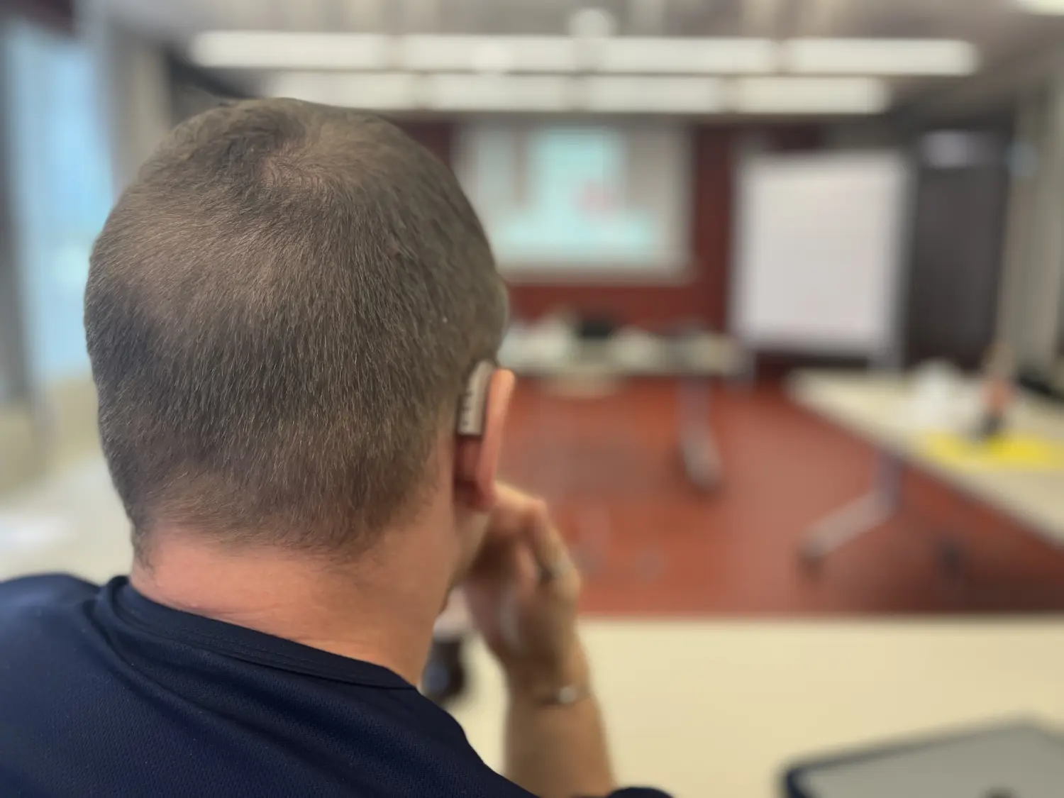 Rien & Dieler - Oliver Rien sitzt auf einem Stuhl