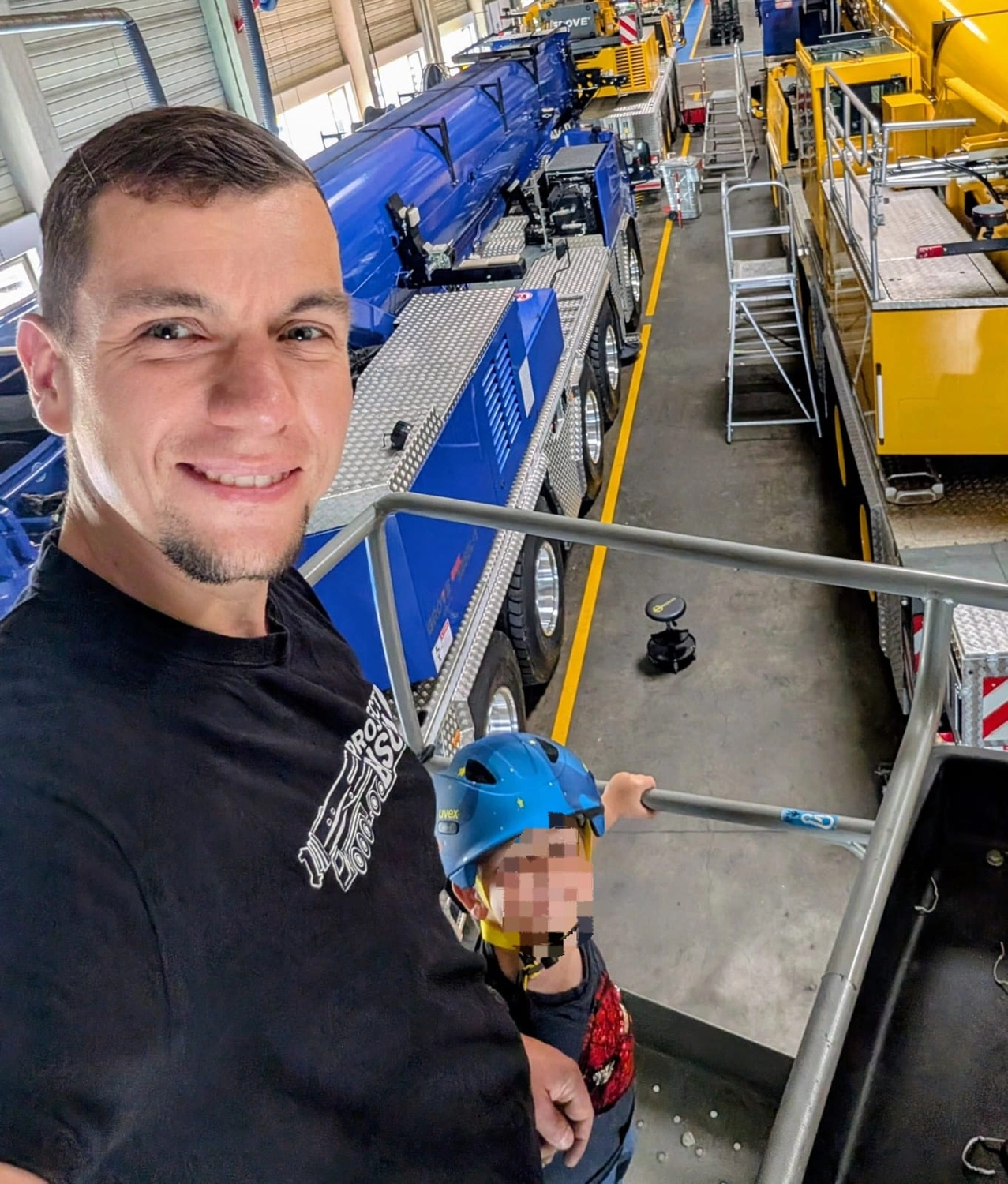 KFZ-24 HAGEN - PKW|LKW | Baumaschinen - Dennis Hagen mit der Branche im Hintergrund