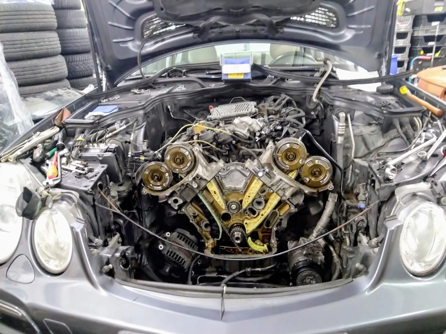 KFZ-24 HAGEN - PKW|LKW | Baumaschinen – der Motor eines Autos, das gewartet wird